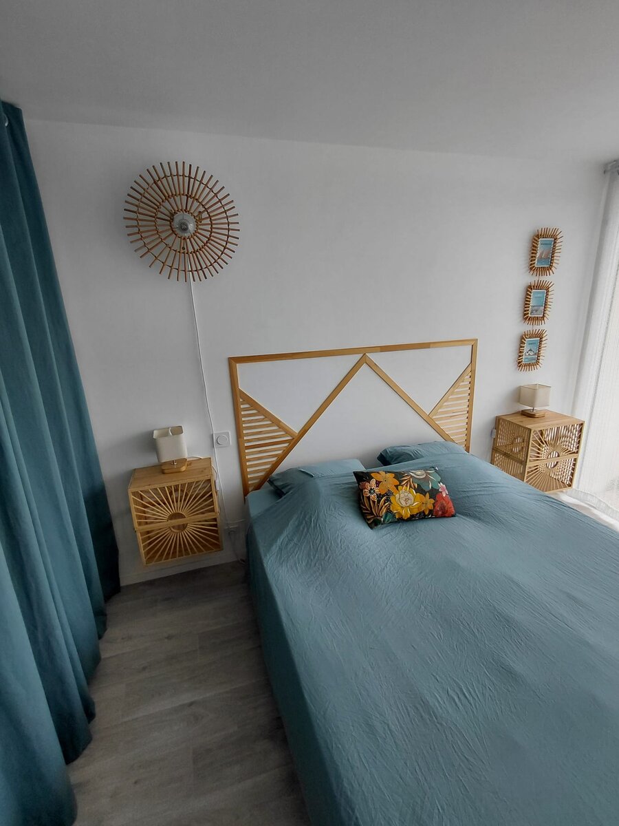 Chambre de l'appartement bord de mer après rénovation